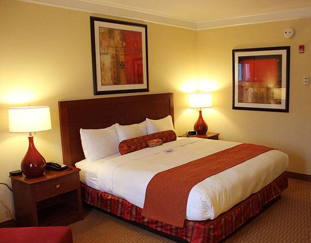Deluxe King Bed Hotel Room | Mardi Gras Casino & Resort Cross Lanes, WV
